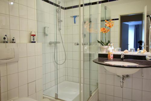 a bathroom with a shower and a sink and a shower at Möwe App 510 in Zingst