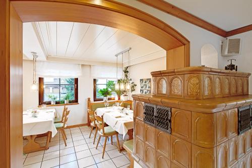 Landgasthof Druschel في شلوشترن: مطعم مع صالة طعام مع طاولات وكراسي