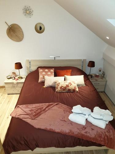 a bedroom with a bed with towels on it at La Mara Élo in Sart-lez-Spa