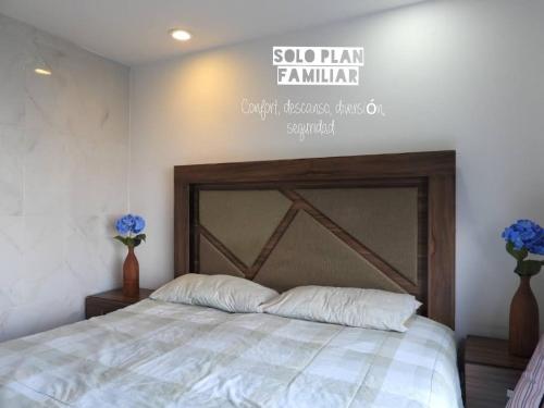 a bedroom with a bed with a sign above it at Residencial Club Nautico Teques in Tequesquitengo