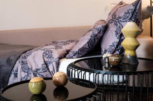 薩爾斯堡的住宿－Großzügiges, stilvolles, charmantes Appartement in Salzburg by Fiorentino，客厅配有沙发和桌子