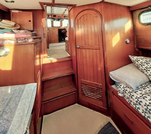 een kleine kamer met een bed en een keuken bij Barco 12 mts centro Cangas in Cangas de Morrazo