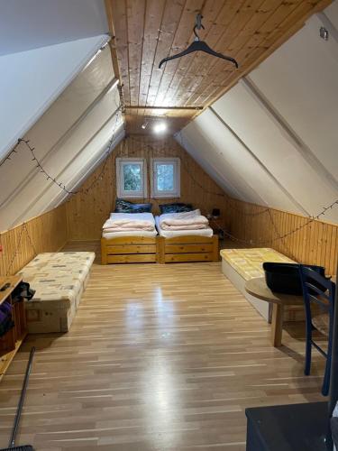 Zimmer mit 2 Betten im Dachgeschoss in der Unterkunft Chata Veverička Oravská Lesná in Oravská Lesná