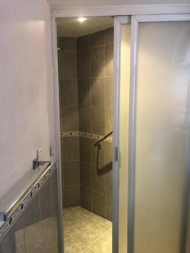 a shower with a glass door in a bathroom at Amplia Habitación tipo Ejecutiva con baño y acceso privados in Toluca