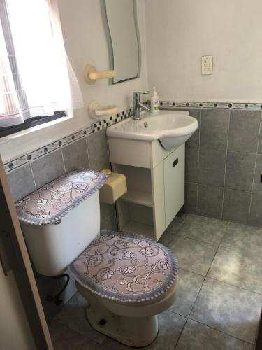 Un baño de Amplia Habitación tipo Ejecutiva con baño y acceso privado