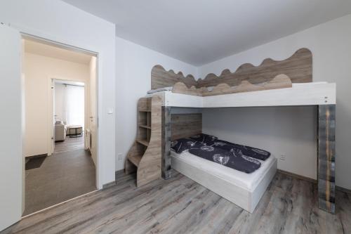 Poschodová posteľ alebo postele v izbe v ubytovaní Apartmán Pod Sněžníkem