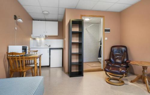 a kitchen and dining room with a table and a chair at Hybel med gratis internett og parkering in Flekkefjord