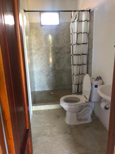 ein Bad mit einem WC und einer Dusche in der Unterkunft Cabaña La Blanquita in San Bernardo del Viento