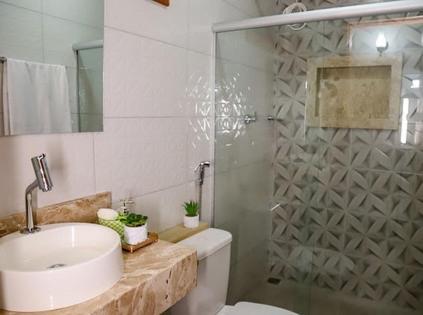 a bathroom with a sink and a shower at Encanto do mar residencial in Caraíva