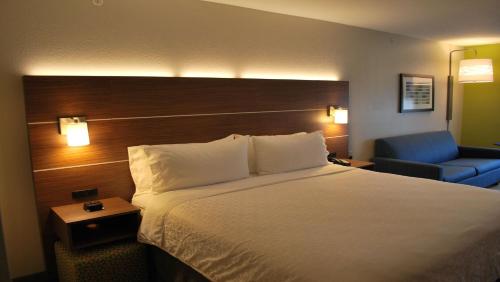 Holiday Inn Express & Suites Indianapolis North - Carmel, an IHG Hotel Image