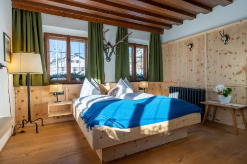 En eller flere senge i et værelse på Hotel Jagdschloss Resort
