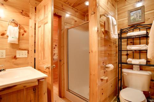 Ванная комната в Brave Eagle Cabin