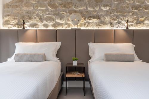 two beds sitting next to each other in a room at Portone180 Guest House in Roveredo in Piano