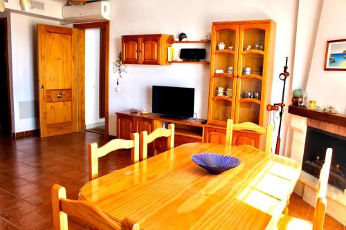 Μια τηλεόραση ή/και κέντρο ψυχαγωγίας στο Apartamento en la almadraba de Cabo de Gata