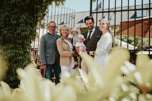 una familia posando para una foto en una boda en Hotel Rodderhof, en Bad Neuenahr-Ahrweiler