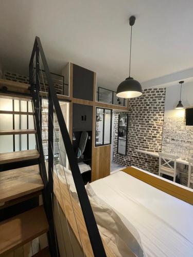 Двухъярусная кровать или двухъярусные кровати в номере Studio Cinq Diamants, Neuf Tout équipé