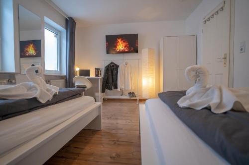 a room with two beds with swans made out of towels at 4-Zimmer Haus, 2-Bäder 140qm bis zu 11 Personen in Winningen