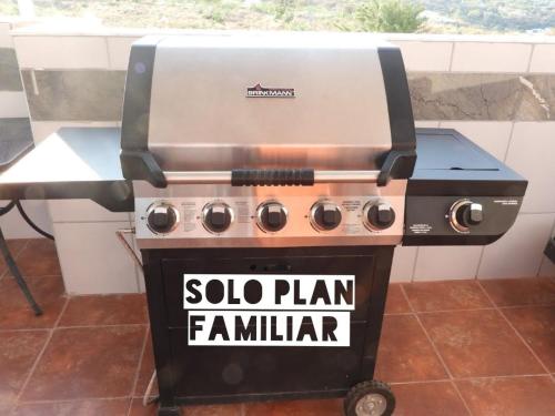 a grill with a sign that reads solo plan fm millar at Bonita Casa en Condominio con Alberca y Acceso al Lago in Tequesquitengo