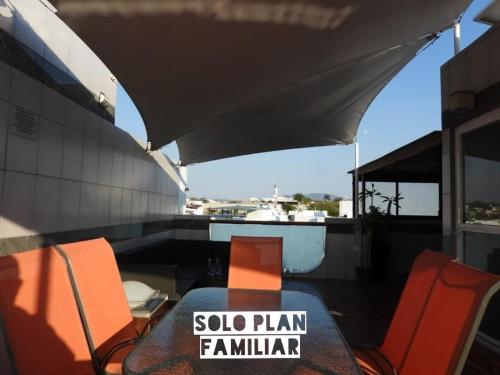 a patio with a table and chairs on a boat at Bonita Casa en Condominio con Alberca y Acceso al Lago in Tequesquitengo