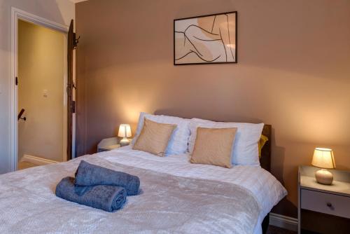 ein Schlafzimmer mit einem weißen Bett mit zwei Kissen darauf in der Unterkunft Cosy 2 bed home CHESTERFIELD in Chesterfield