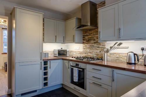 Η κουζίνα ή μικρή κουζίνα στο Cosy 2 bed home CHESTERFIELD