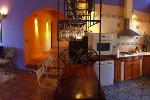cocina con mesa y fogones horno superior en John’s Home on Wine Route en Luján de Cuyo