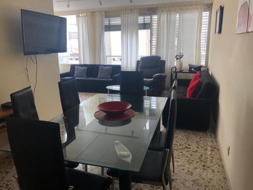 sala de estar con mesa de cristal y sillas en Apartamento Apolo, Depto 201 sobre Gorlero, en Punta del Este