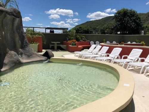 בריכת השחייה שנמצאת ב-Los Naranjos Apart Hotel או באזור