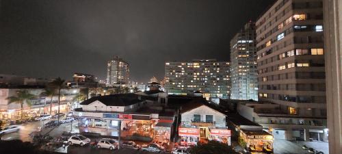 una ciudad de noche con edificios y coches en Apartamento Apolo, Depto 201 sobre Gorlero, en Punta del Este