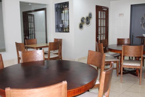 ein Esszimmer mit Holztischen und Stühlen in der Unterkunft Hotel Adriana in Parral