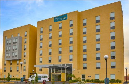 een groot geel gebouw met een bord erop bij Hotel Best Place Express in Zamora de Hidalgo