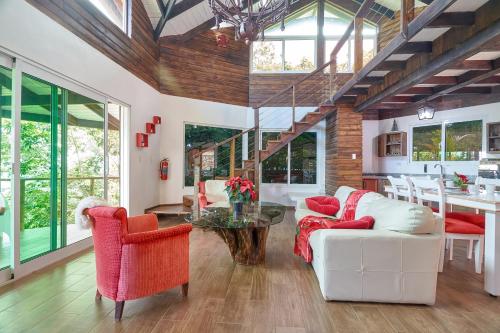 Ruang duduk di Mansion Dubai-Mountain-Jacuzzi-4BR-Jamaca De Dios