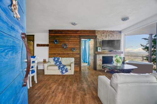 - un salon avec un canapé et une cheminée dans l'établissement Mansion Dubai-Mountain-Jacuzzi-4BR-Jamaca De Dios, à Jarabacoa
