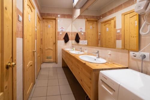ウラジオストクにあるホステル イズバのバスルーム(シンク2台、大きな鏡付)