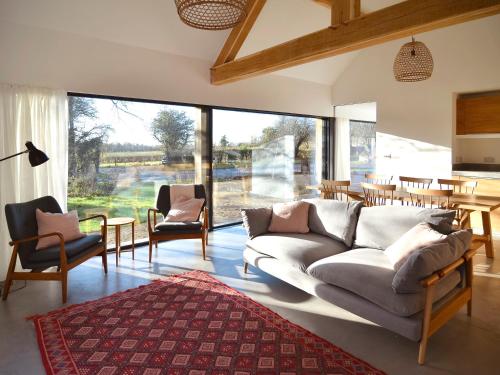 A seating area at High Cogges Farm Holiday Cottages - The Cart Shed