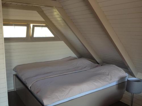 Postel nebo postele na pokoji v ubytování Seehütte Neusiedlersee - Pfahlbau GlamPing