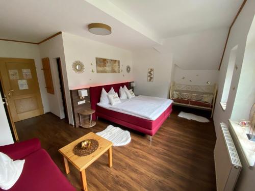 ein Hotelzimmer mit einem Bett und einem Tisch in der Unterkunft Land- und Seminarpension Gamerith in Mottingeramt
