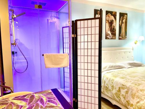 a purple shower in a bedroom with a bed at Dimora di Charme Rooms & Apartments in Peschiera del Garda