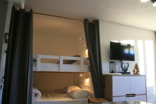 a mirror in a bedroom with a bunk bed at Le Flocon-Studio cabine-Balcon 4-6 Pers à 100m des pistes in Chamrousse