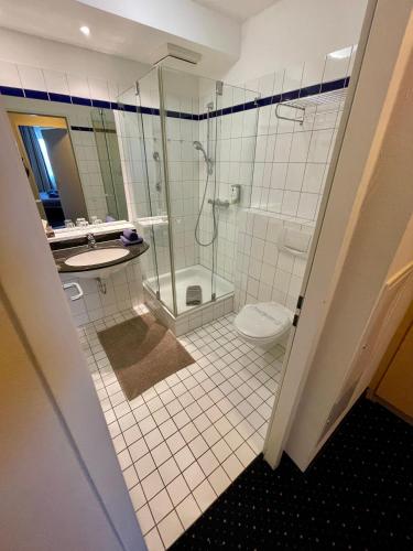Un baño con ducha, inodoro y lavabo. en Küstenfeuer, en Zingst