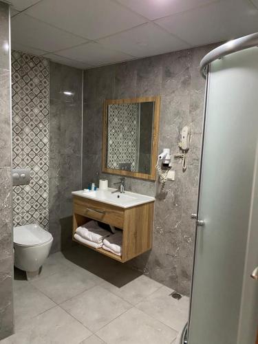 a bathroom with a sink and a toilet at Terzioglu Otel in Hopa