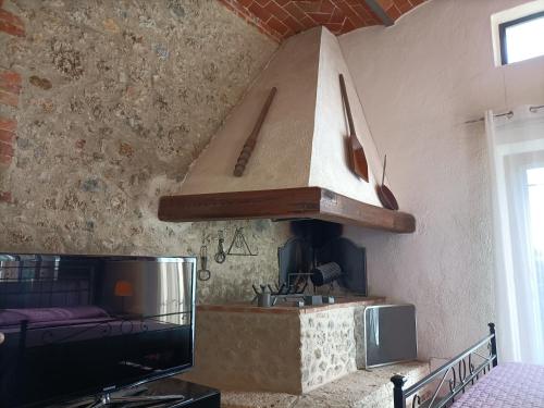 a kitchen with a stove top oven in a room at La Limonaia Country House in Monteriggioni