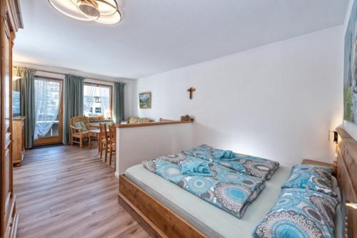 una camera con letto e una sala da pranzo di Murmelschlupf & Hummelschlupf a Oberstaufen