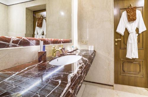 Ein Badezimmer in der Unterkunft Fort Rajwada,Jaisalmer