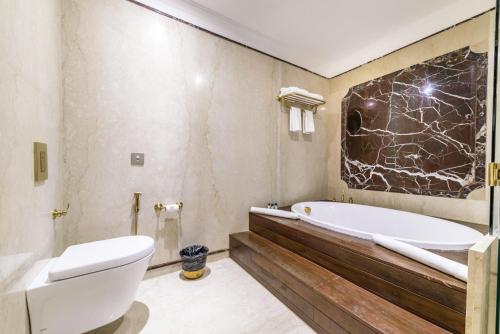 Ein Badezimmer in der Unterkunft Fort Rajwada,Jaisalmer