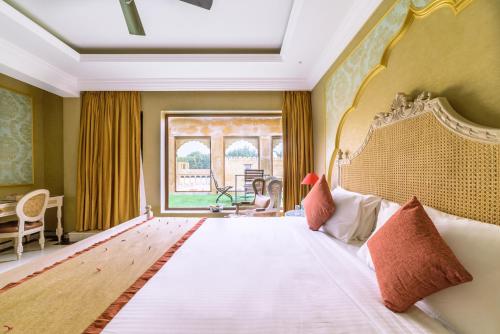 Ein Bett oder Betten in einem Zimmer der Unterkunft Fort Rajwada,Jaisalmer