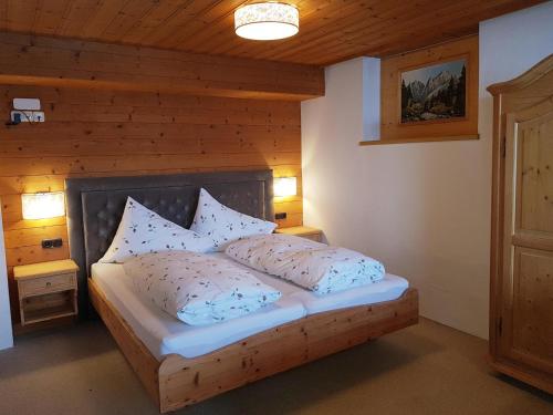 1 dormitorio con 1 cama en una habitación de madera en Doppelzimmer oder Appartement ohne Verpflegung en Ellmau