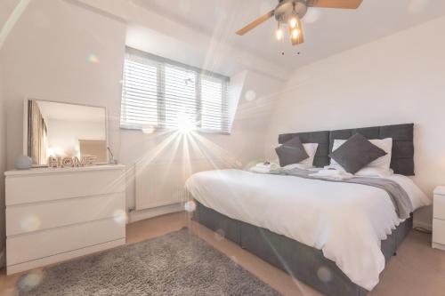 a bedroom with a bed with a dresser and a mirror at BEST PRICE! LARGE HOME FOR 4 - SMART TV - COMFY BEDS - GARDEN - 4 Single Beds or 2 Doubles! in Portsmouth