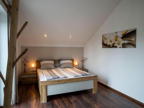 מיטה או מיטות בחדר ב-Ferienwohnung Magnolie