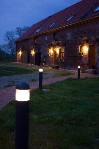 GreudnitzにあるAn den Elbwiesen Gästezimmer "Weißstorch" Nur Nichtraucherの夜に正面に照明がある建物